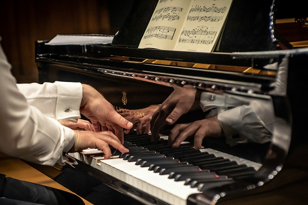 مراحل رنگ‌کاری حرفه‌ای پیانو چوبی و براق | نل پیانو