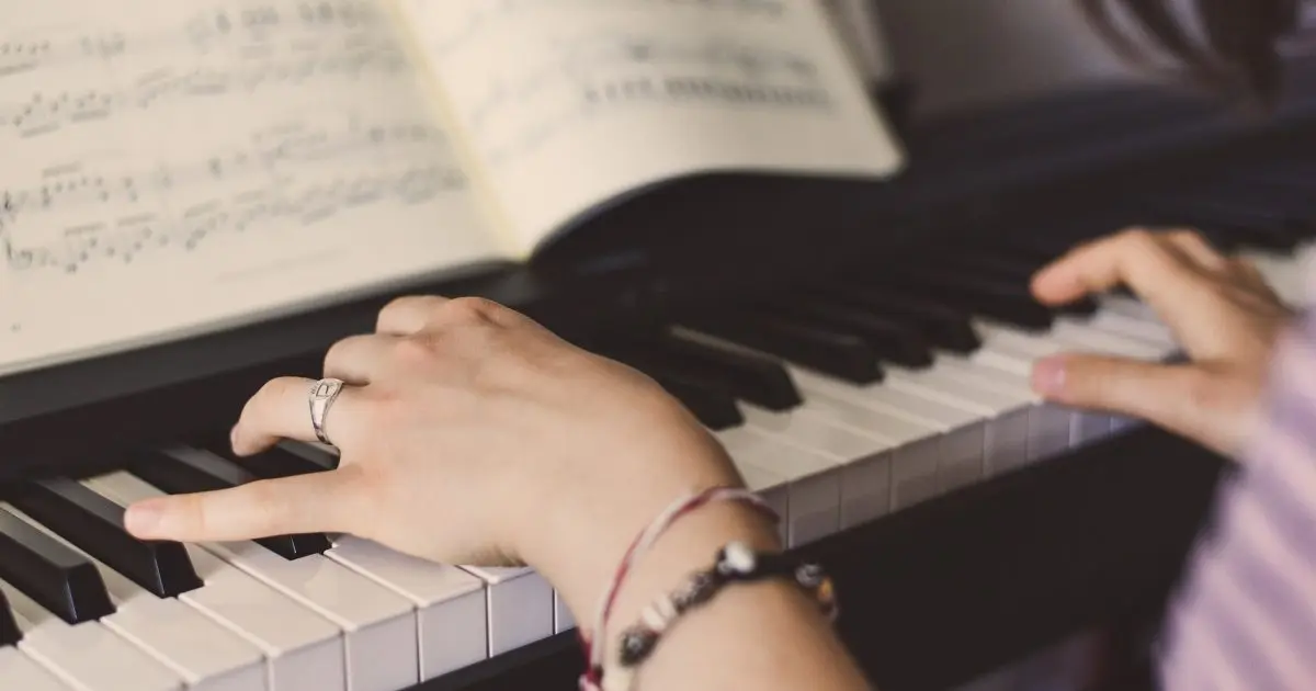 آیا نواختن پیانو می‌تواند استرس را کاهش دهد؟ بررسی علمی | نل پیانو